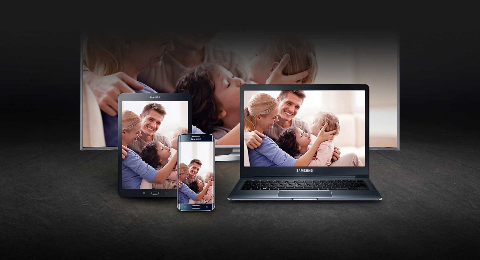 Người dùng trải nghiệm giải trí trên tivi Samsung lớn qua kết nối không dây từ máy tính